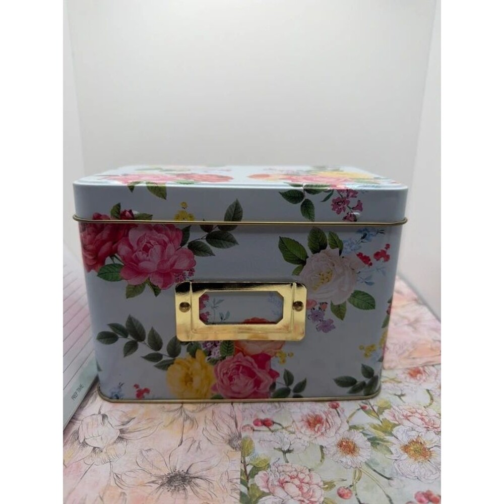 Recipe box with cards - Picture 2 of 3